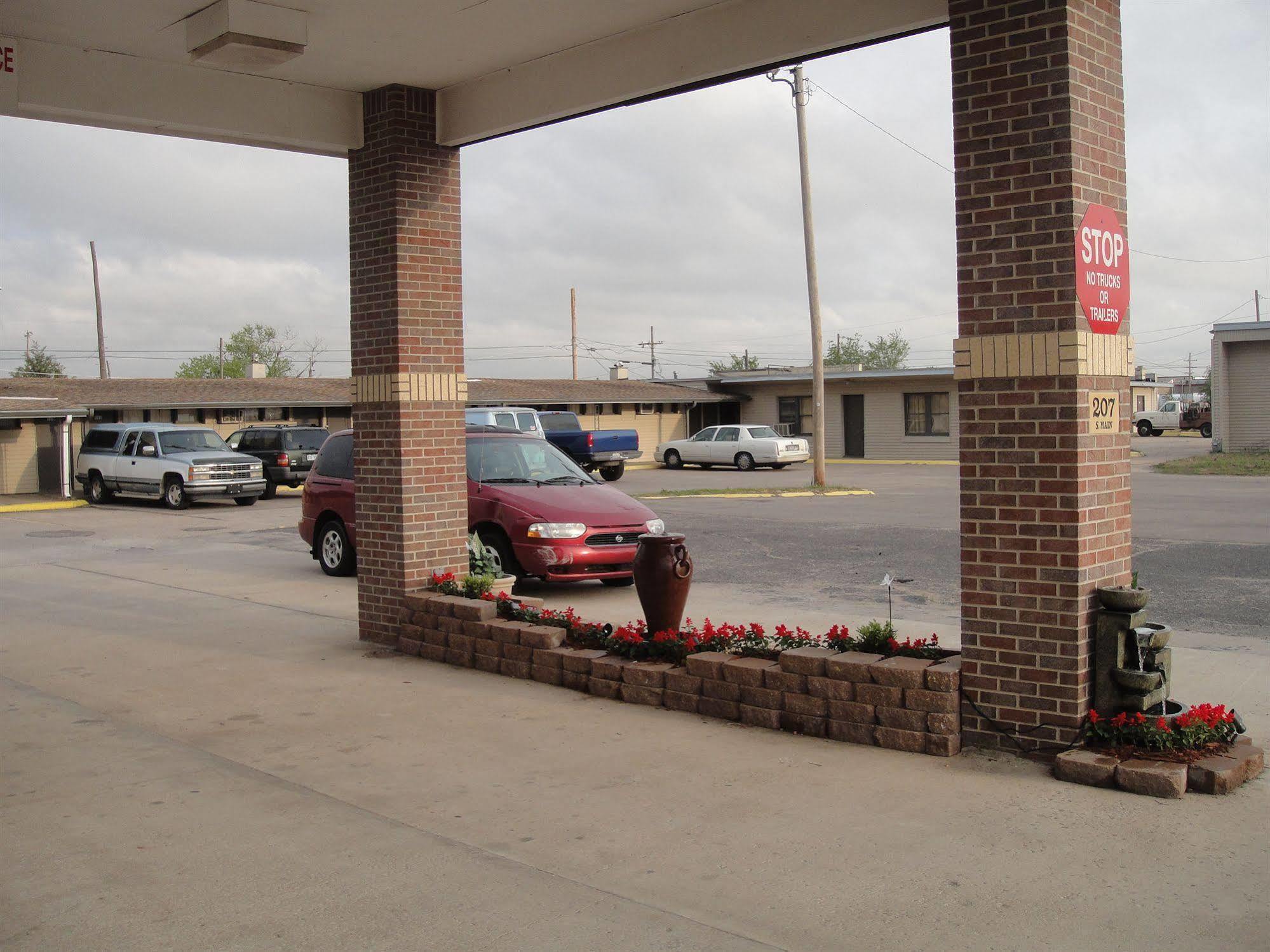 Trails West Motel South Hutchinson Exterior photo